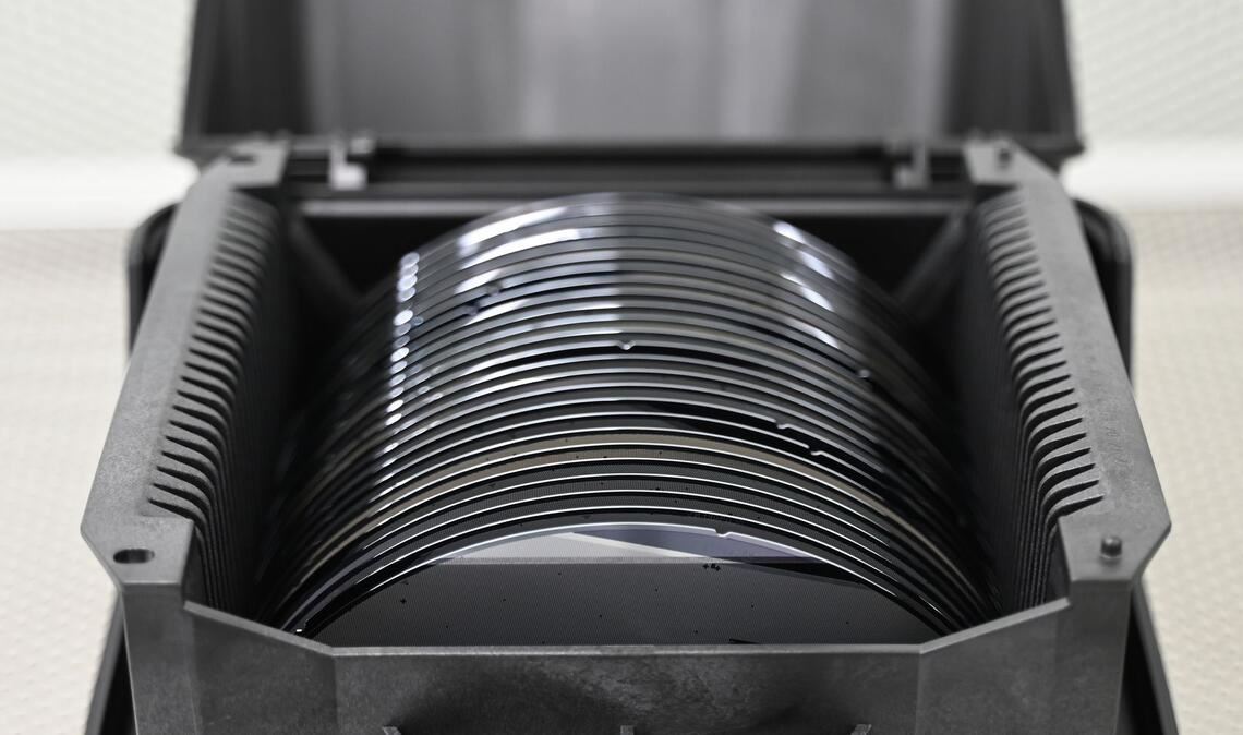 Branchenvertreter: Halbleiter-Ziel der EU ist "utopisch" Zwischenprodukte der Halbleiterproduktion, sogenannte Wafer, liegen in einer Box. (Archivbild)
