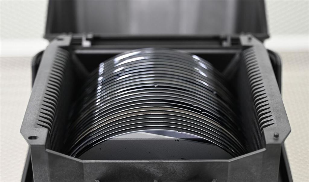Zwischenprodukte der Halbleiterproduktion, sogenannte Wafer, liegen in einer Box. (Archivbild)