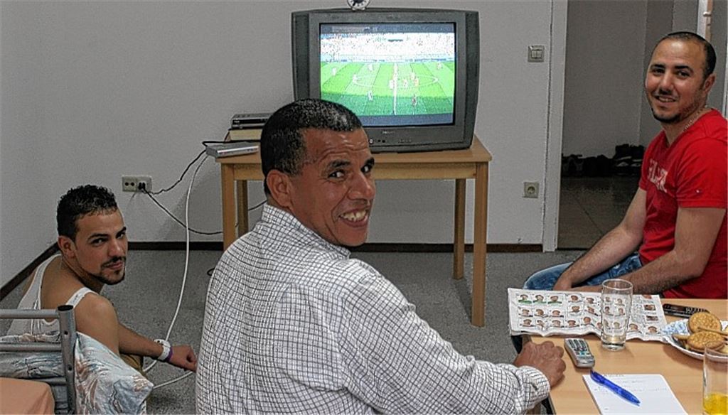 Zwischenstand 1:0 für Algerien: Kurz nach der Halbzeit sind Abdel Hakim (v. li.), Boutahar Sidi Lhow und Moussa Boudefar noch guter Dinge, dass ihre Mannschaft als Sieger vom Platz geht. 