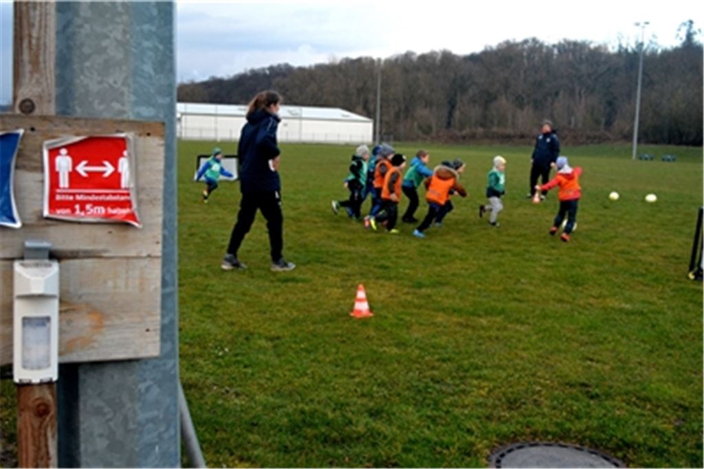 Zwischenzeitlich war bei den Kindern – hier in Enzberg – die Freude über die Rückkehr auf den Platz riesig, doch wegen der Inzidenz über 100 muss der Ball nun schon wieder ruhen. Archivfoto: Stahlfeld