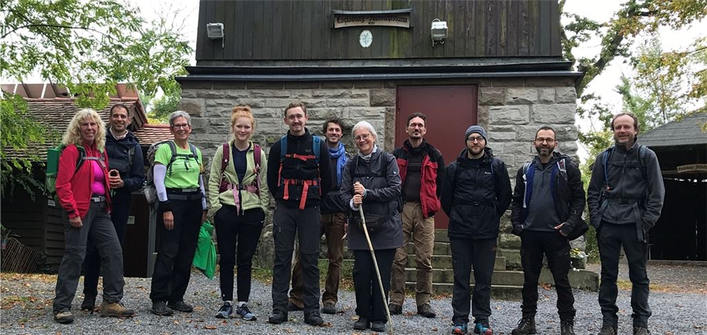 Zwischenziel: die Teilnehmer der 50-Kilometer-Wandertour an der Eselsburg. Foto: privat