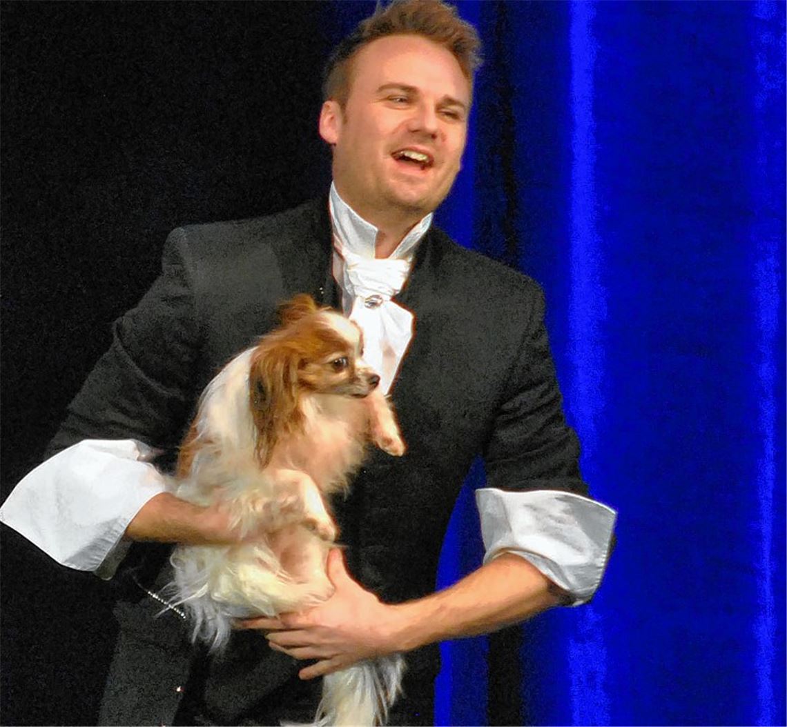 Zyculus (li.) und Lecusay Martin – mit kleinen Assistenten – verzaubern die Kinder.