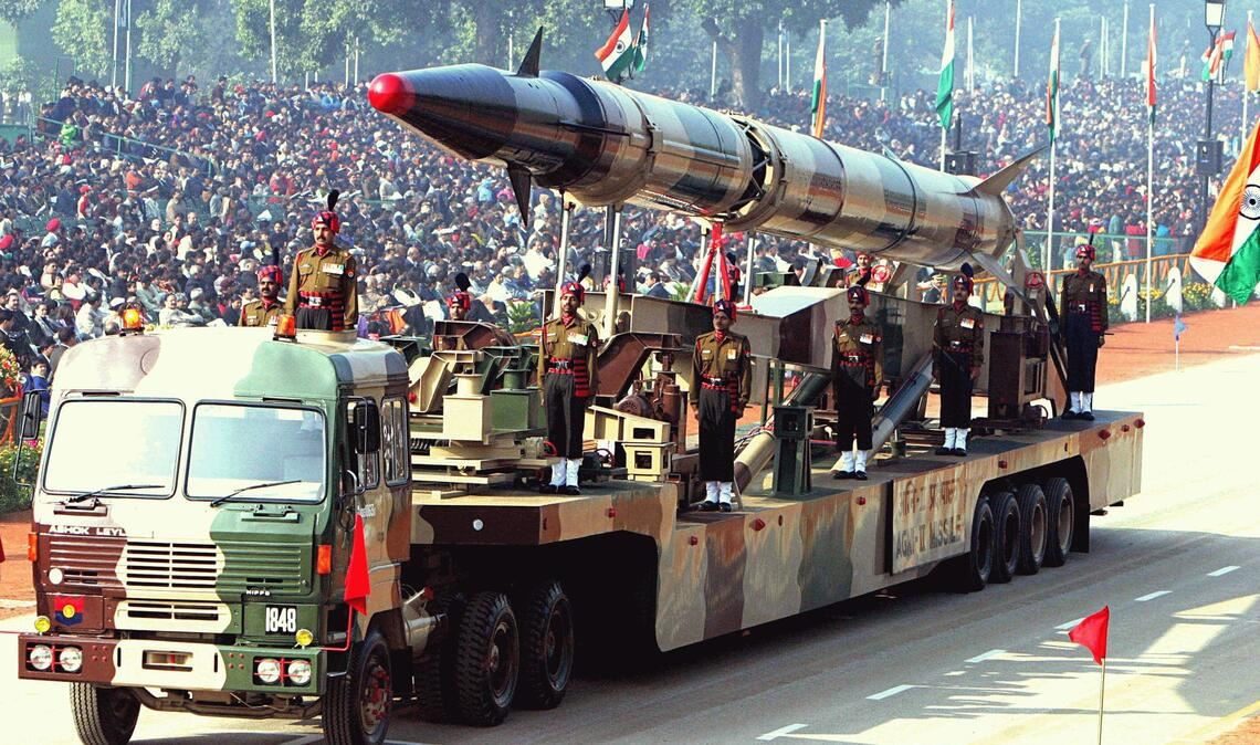 <b>Indien: </b>164 atomare Sprengköpfe in Reserve. Eine Agni-II-Rakete während einer Parade im Jahre 2004.