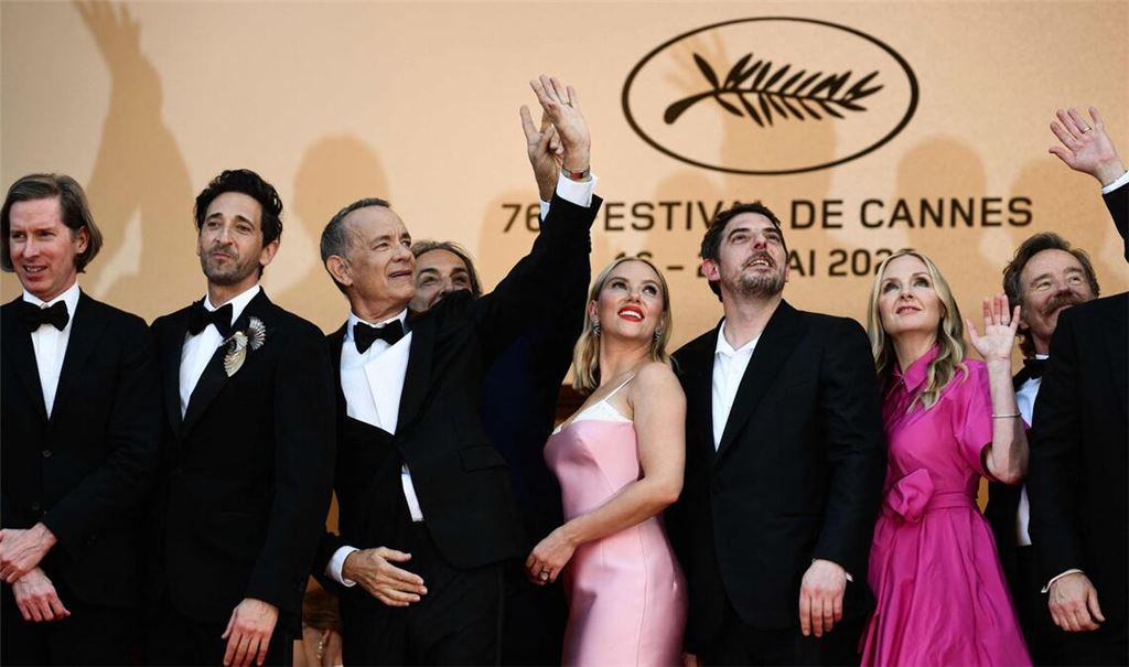 egisseur Wes Anderson (li.) hat wieder die besten um sich versammelt: Adrien Brody,  Tom Hanks, Alexandre Desplat, Scarlett Johansson, Damien Bonnard, Hope Davis und  Bryan Cranston (v. li.) bei der Premiere von „Asteroid City“