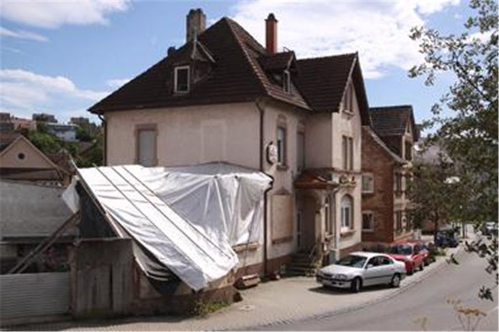 ein Aushängeschild am Tor zur Innenstadt: Bald ein Jahr ist seit der Brandstiftung in der Linde vergangen, doch noch deutet nichts auf einen raschen Wiederaufbau hin. Foto: Franz