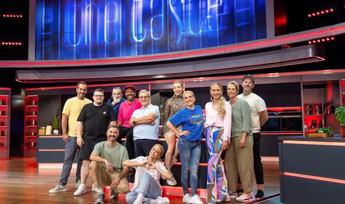 (hinten v.l.n.r.) Elmar Paulke; Paul Cooks; Andreas Hoppe; Simon Pearce; Jan Hofer; Melody Haase; Jeanette Biedermann; Jenny Elvers; Martina Voss-Tecklenburg; Ben Blümel; (vorne v.l.n.r.) Jochen Schropp; Kathrin Menzinger