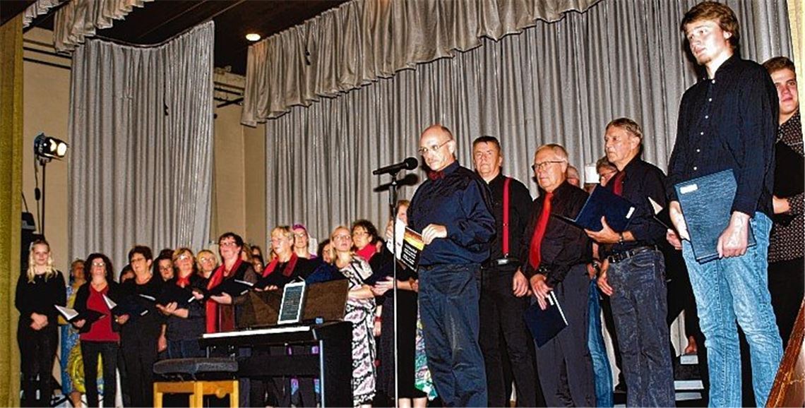 Gäste genießen Festival der Stimmen