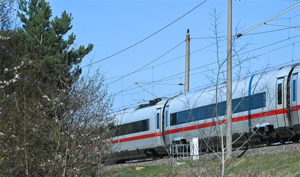 in ICE auf der Strecke Leipzig-Berlin ist in Zahna zum Stillstand gekommen, nachdem eine Oberleitung auf den Zug gefallen war.