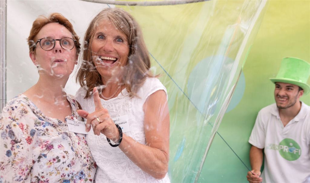 laudia Kraft (li.; Diakonisches Werk Enzkreis – Leiterin der Dienststelle Mühlacker) und Sigrid Common (Leiterin des Madita). Foto: Fotomoment