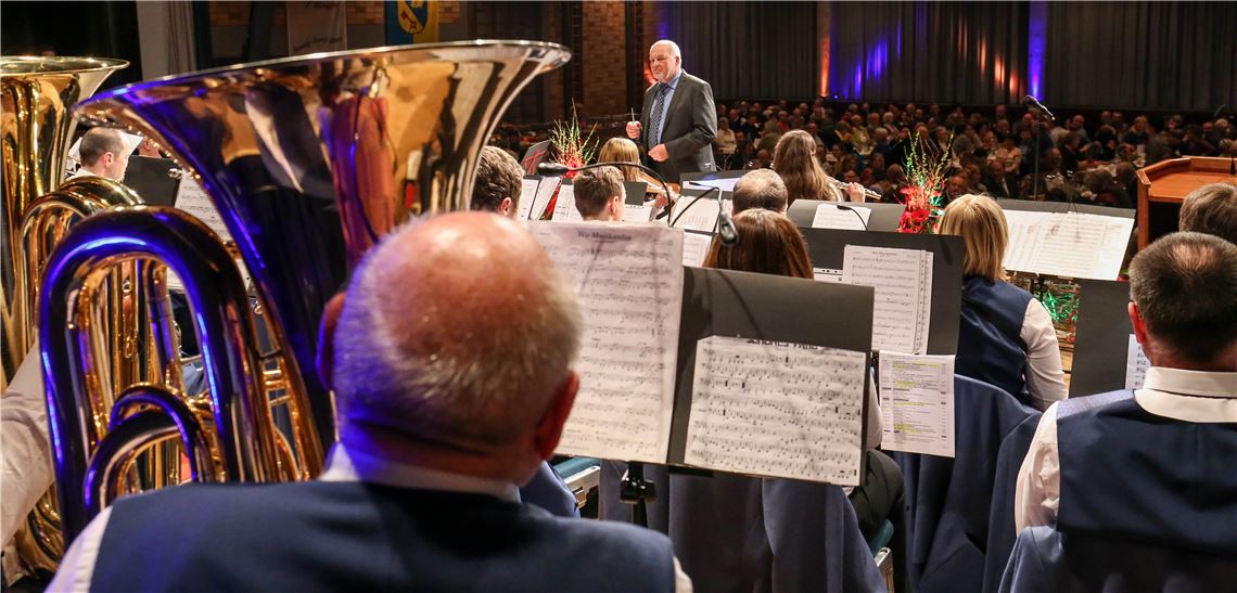 Blick in die Keimzelle der Menschlichkeit laus Kluge vom Arbeitskreis Jubiläum hat als Überraschungs-Dirigent in der ausverkauften Stromberghalle den Musikverein Illingen im Griff – oder die Musiker treffen auch ohne Taktgeber den richtigen Ton. Foto: Hansen