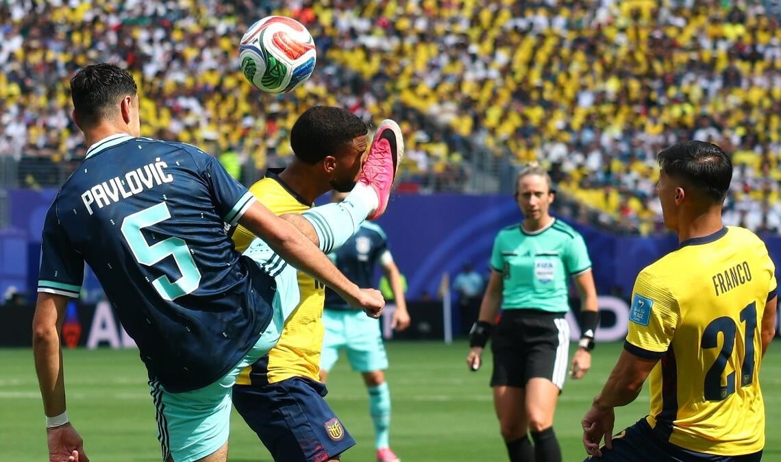 leksandar Pavlović (Deutschland, l) und Pedro Vite (Ecuador) im Kampf um den Ball bei der Fußball-WM.