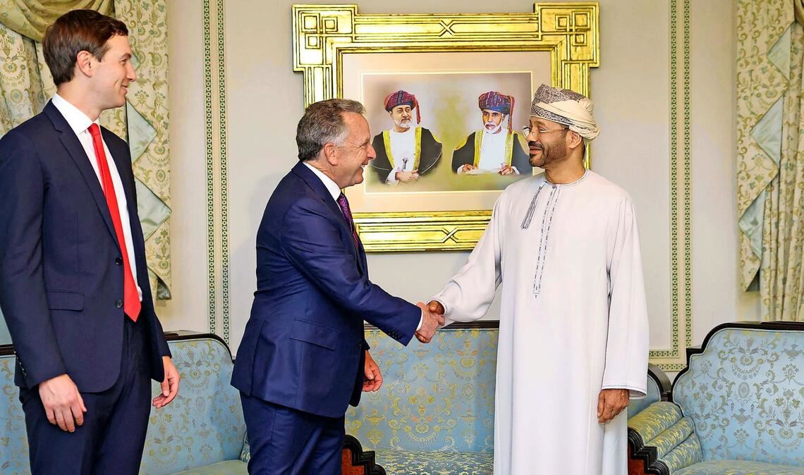 mans Außenminister Badr bin Hamad al-Busaid (r.) begrüßt den US-Gesandten Steve Witkoff und  Donald Trumps Schwiegersohn Jared Kushner (li.).