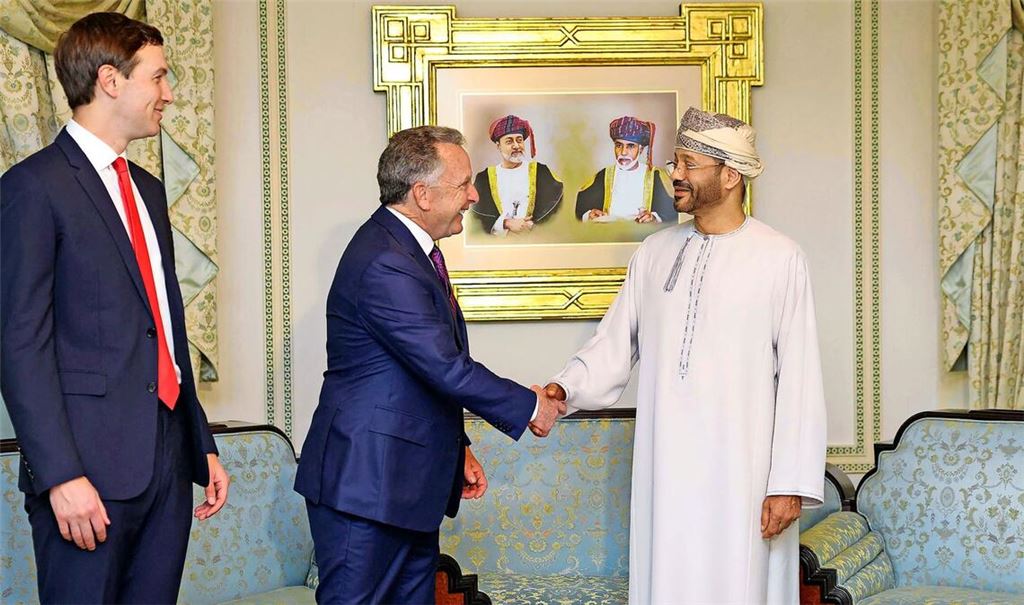 mans Außenminister Badr bin Hamad al-Busaid (r.) begrüßt den US-Gesandten Steve Witkoff und  Donald Trumps Schwiegersohn Jared Kushner (li.).