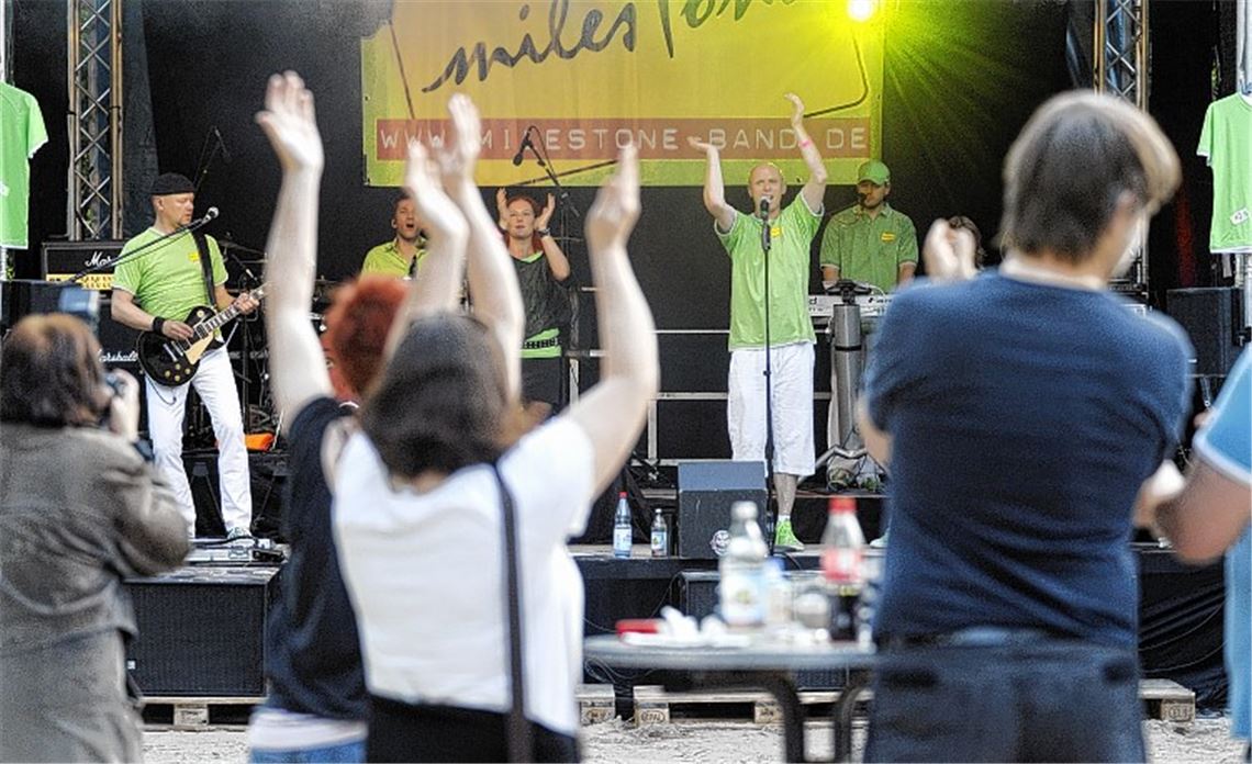 „milesTone“ sorgt für Stimmung auf der Sternenfelser Beachparty im Freibad. Foto: Fotomoment
