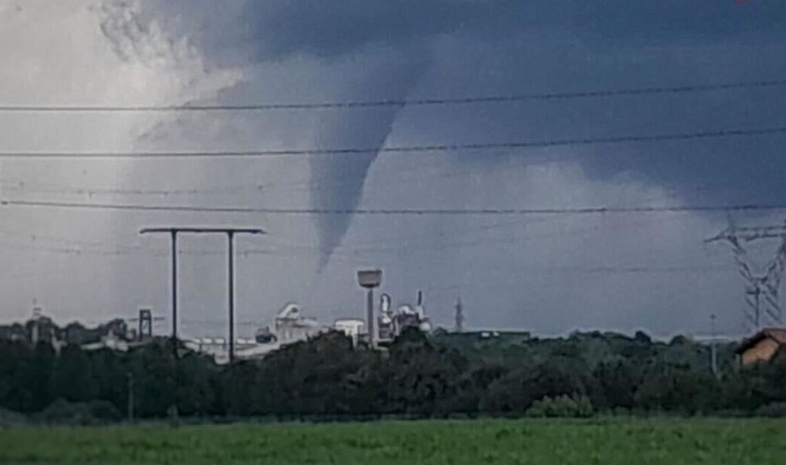 Tornado, Hagelkörner so groß wie Tennisbälle – und am Meer brennt es 