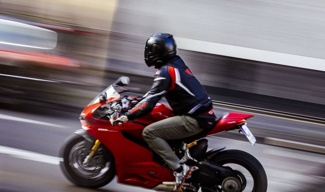 Betrunkener Biker überholt 47 Fahrzeuge im Gotthardtunnel 