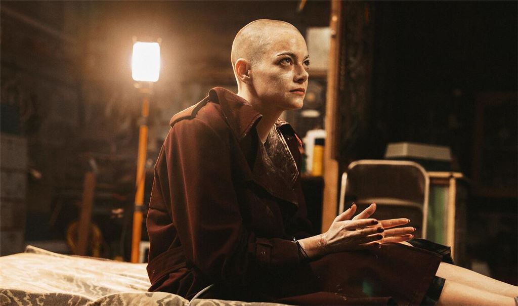 ...nein, diese Frau ist Emma Stone in ihrem neuen Spielfilm „Bugonia“