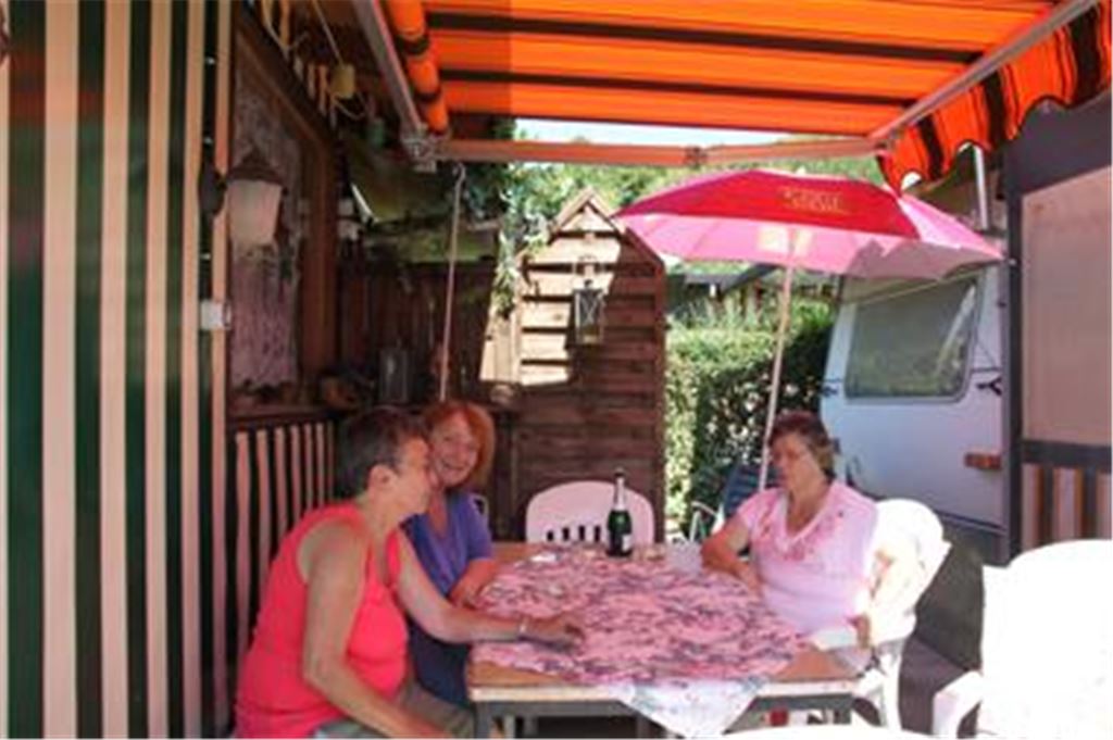 solde Ippich (v.li.) , Viola Hasenfuß und Heide Edele haben sich auf dem Campingplatz häuslich eingerichtet. Foto: Recken