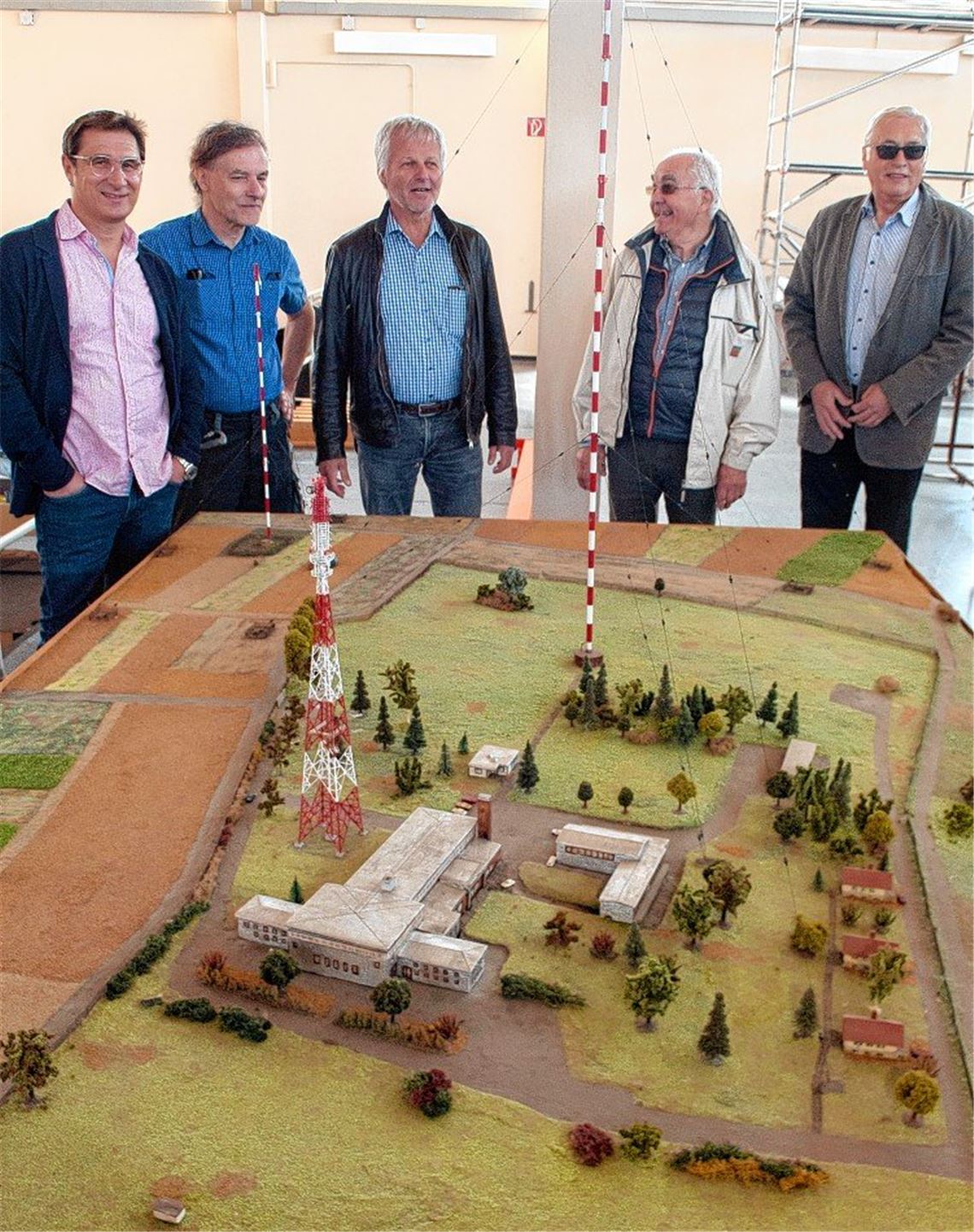 Sendermast bekommt neuen Halt