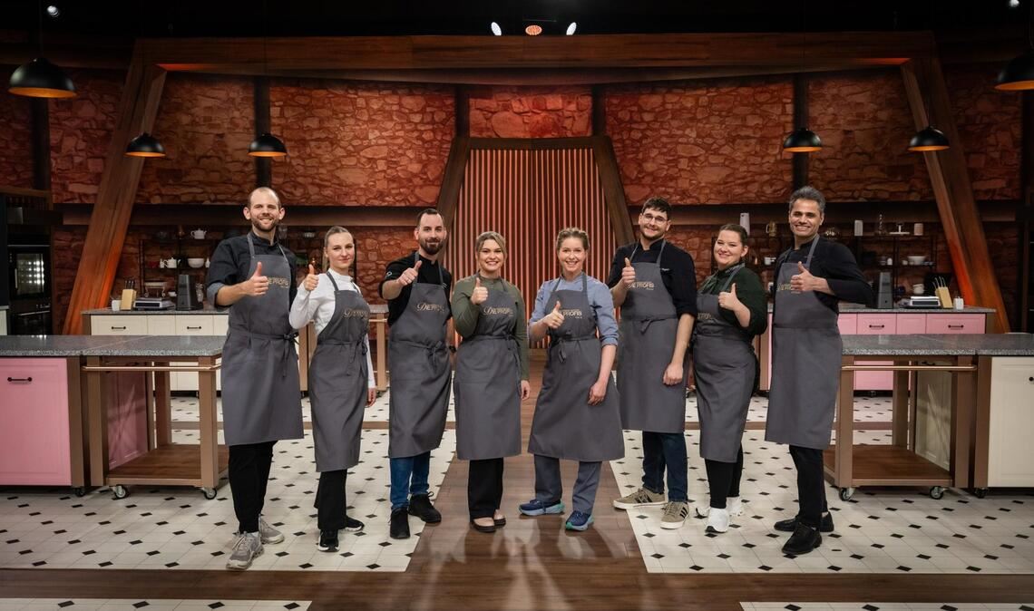 (v.l.n.r.) Michael, Lina, Sven, Gina, Vera, Péter, Anna, Alireza sind die "Profis" in der neuen Staffel beim großen Backen.
