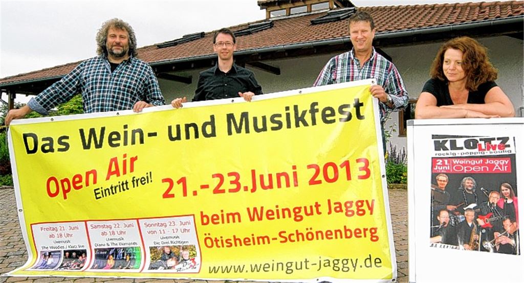 vom 21. bis 23. Juni findet das erste Wein- und Musik-Fest im Weingut Jaggy statt. Darauf freuen sich: (v.li.) Norbert Klotz, Pascal Vinnay, Frank und Patricia Jaggy. (Foto: Kollros)