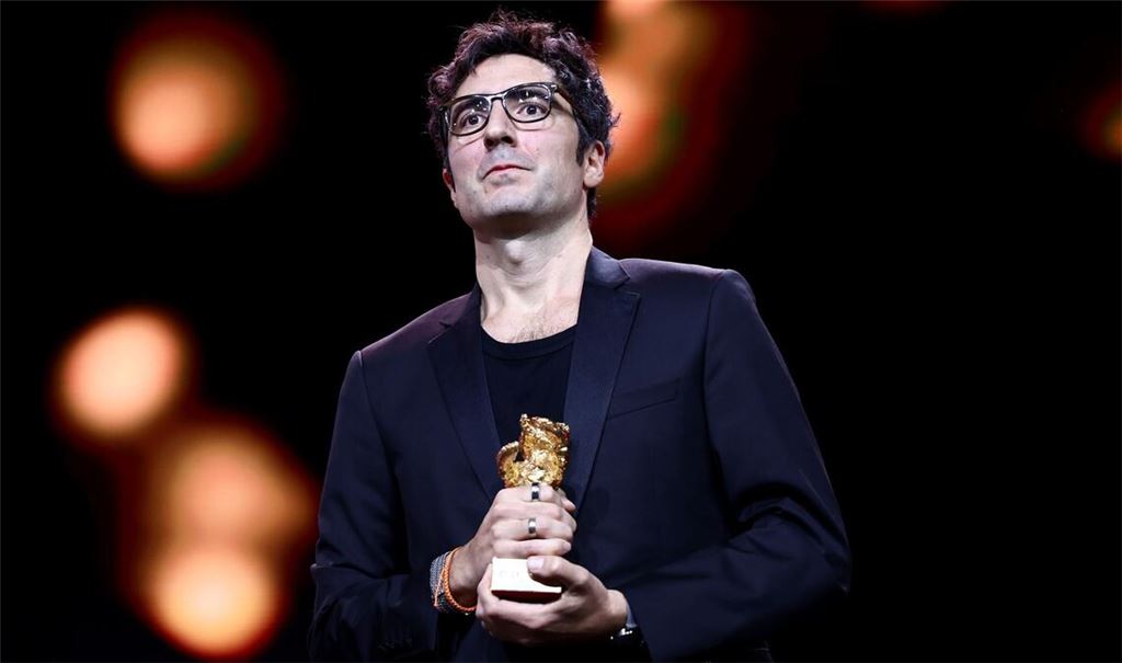 İlker Çatak mit seinem Goldenen Bären.